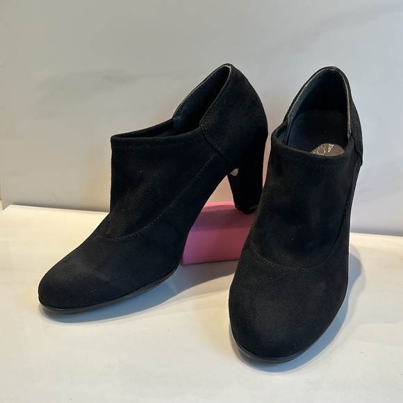 Aerosoles Heelrest Black Suede 3in Heel Comfy Soft Slip on Ankle Boot - Picture 6 of 13